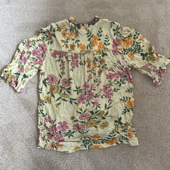 Viscose
V-neck
Pullover styling
Machine wash

Standard: 25.25"L - Picture 2 of 3